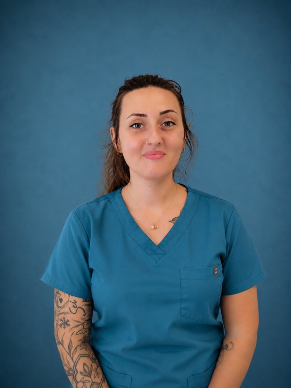 Sarah, auxiliaire spécialisée vétérinaire (ASV) à la clinique Sancéa Vet, Saint-Julien-les-Villas près de Troyes
